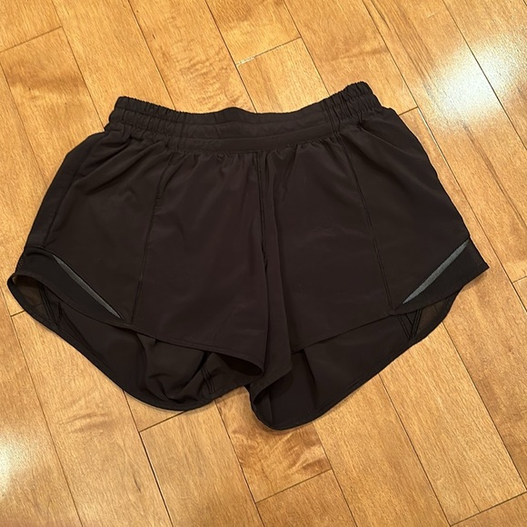Lululemon Hotty Hot Low-Rise Short 4” Size 6 - Picture 2 of 3